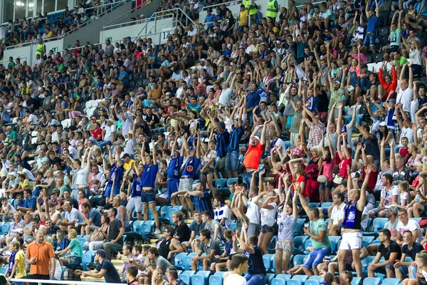 Odessa Ukraina Sierpnia 2015 Fanów Piłki Nożnej Widzów Trybunach Stadionu — Zdjęcie stockowe