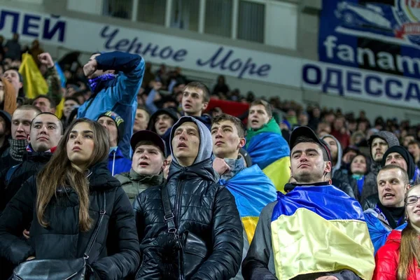 乌克兰敖德萨 2016年3月24日 在乌克兰和塞浦路斯国家队比赛期间 体育场看台上的球迷和观众情绪上支持他们的球队 — 图库照片