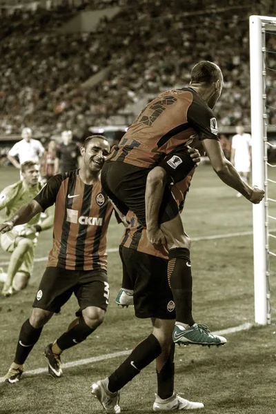 Odessa, Ukrayna - 15 Haziran 2017: Fc Dinamo (Kiev) gol gol ile Fc Shakhtar (Donetsk) sevinir. Futbolcular futbol oyunu zaferle sevinçle ve duygusal kutlamak
