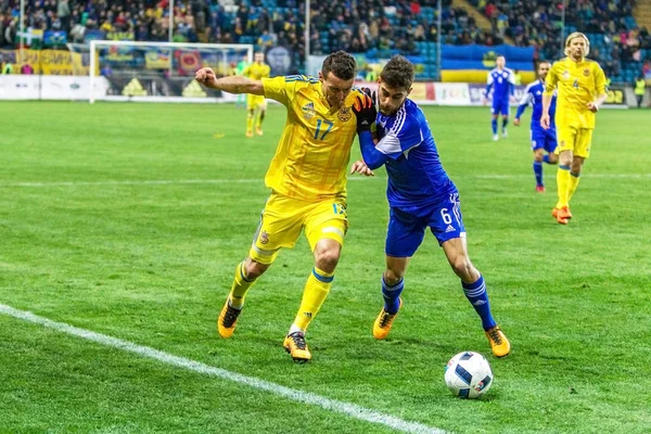 Odessa, Ukrayna -24 Mart 2016: Dostluk maçı (sarı) Ukrayna Millî Futbol takımı ve Kıbrıs (mavi) Milli takımı arasında. Yoğun maç oyun an.