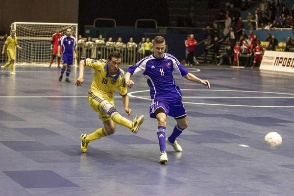 Odessa, Ukrayna - 12 Nisan 2016: Dünya Kupası play-off maçı Ukrayna - Slovakiya. Futsal oynuyor. Modern Bahçesi kapsayan spor salonu büyük sahnede mini futbol