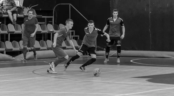 Odessa, Ukrayna - 28 Temmuz 2018: Parke zemin üzerinde bir futsal futsal turnuvasında oynayan yerel takım kimliği belirsiz oyuncular. doğru anı kapalı odada, futsal futbolun bir spor oyunu