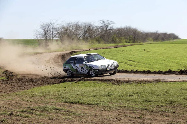 Odessa, Ukrayna - 17 Nisan 2016: Üzerinde bir mini ralli Kupası Limanov Severin güneşli bir gün pitoresk bozkır alanı'nda Ukrayna Şampiyonası