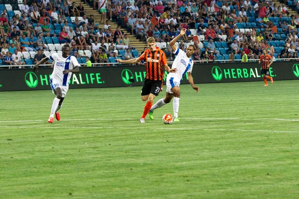Odessa, Ukrayna - 14 Ağustos 2015: Fc Shakhtar Donetsk ve Fc Dnipro Dnipropetrovsk Ukrayna Kupası maçında top için kavga ediyorlar. Ayrıntı oyunun.