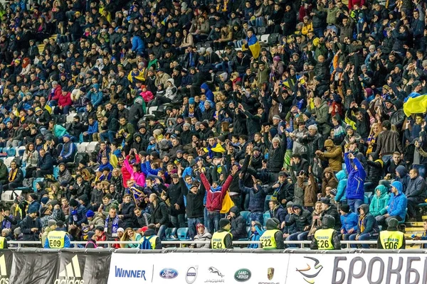 Odessa, Ukrayna - 24 Mart 2016: Futbol taraftarları ve seyirci stadyum standları duygusal onların Ukrayna ve Kıbrıs Milli takım maç sırasında destek ekibi. Duygular, el fenerleri, duman, çığlıkları