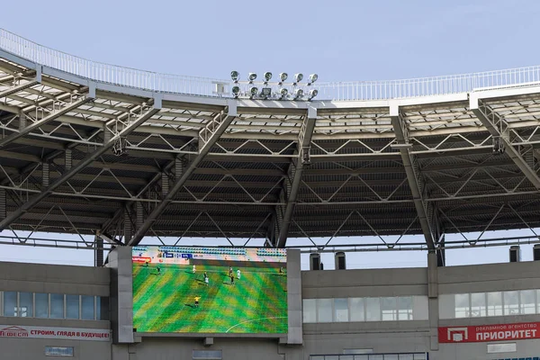 オデッサ ウクライナ 2018 空のスタジアムのスタンドの古いプラスチックの椅子 スタンドの観客の多くの空席 サッカーファンのため空席 トリビューン 観客なしゲーム — ストック写真