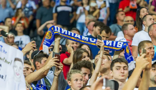 Odessa, Ukrayna 23 Temmuz 2018: Bir kalabalık futbol stadyumu. Ziyaret edenler stadyum standları dolu. Stadyumda futbol taraftarları. Taraftar standları sevinç, hafif ateş ve dalgalanan bayrak.