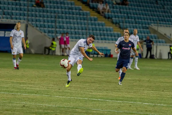 Odessa, Ukrayna - 3 Ağustos 2018: duygusal futbol taraftarları destek ekibi stadyumunda futbol kulübü Djurgardens Eğer İsveç oyun Uefa Avrupa Ligi oyun sırasında. Kalabalık futbol taraftarları Stadyumu futbol