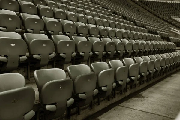 Prázdné Staré Plastové Židle Stadionu Počet Prázdných Míst Malé Starého — Stock fotografie