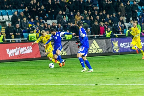 Odessa, Ukrayna -24 Mart 2016: Dostluk maçı (sarı) Ukrayna Millî Futbol takımı ve Kıbrıs (mavi) Milli takımı arasında. Yoğun maç oyun an.