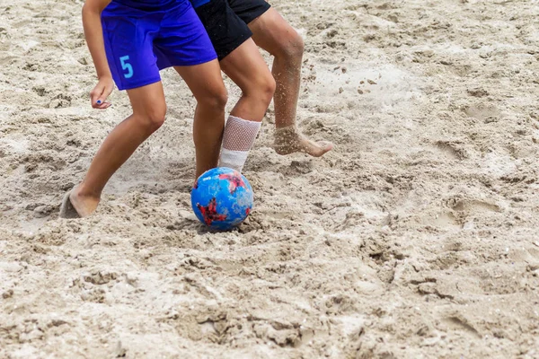 Odessa, Ukrayna-Temmuz 22, 2018: Beach Futbol Şampiyonası sahilde amatör kadınlar arasında. Kum plaj futbolu. Bir şehir plaj kum üzerinde plaj futbolu oynayan genç güzel kız