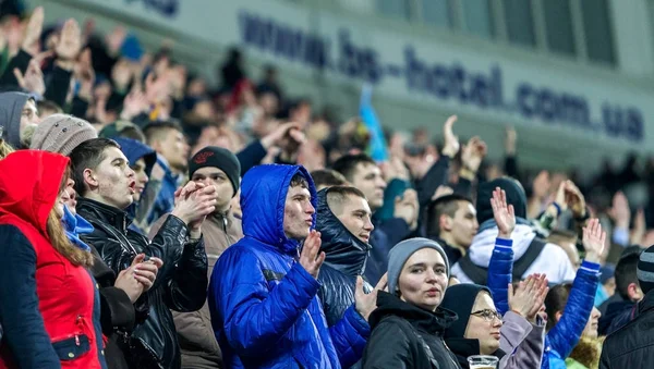 Odessa, Ukrayna - 24 Mart 2016: Futbol taraftarları ve seyirci stadyum standları duygusal onların Ukrayna ve Kıbrıs Milli takım maç sırasında destek ekibi. Duygular, el fenerleri, duman, çığlıkları
