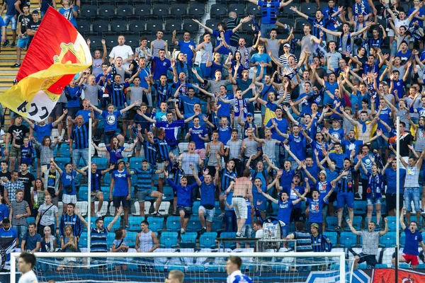 Odessa, Ukrayna - 2 Ağustos 2015: Futbol taraftarları ve stadyumun futobolnogo sırasında hasta tribünlerde seyirci Dinamo Kiev - Chernomorets Odessa maç