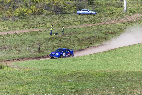 Odessa, Ukrayna - 17 Nisan 2016: Üzerinde bir mini ralli Kupası Limanov Severin güneşli bir gün pitoresk bozkır alanı'nda Ukrayna Şampiyonası