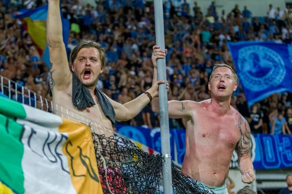 Odessa, Ukrayna - 3 Ağustos 2018: duygusal futbol taraftarları destek ekibi stadyumunda futbol kulübü Djurgardens Eğer İsveç oyun Uefa Avrupa Ligi oyun sırasında. Kalabalık futbol taraftarları Stadyumu futbol