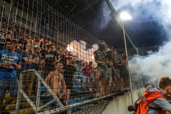 Odessa, Ukrayna 23 Temmuz 2018: Bir kalabalık futbol stadyumu. Ziyaret edenler stadyum standları dolu. Stadyumda futbol taraftarları. Taraftar standları sevinç, hafif ateş ve dalgalanan bayrak.