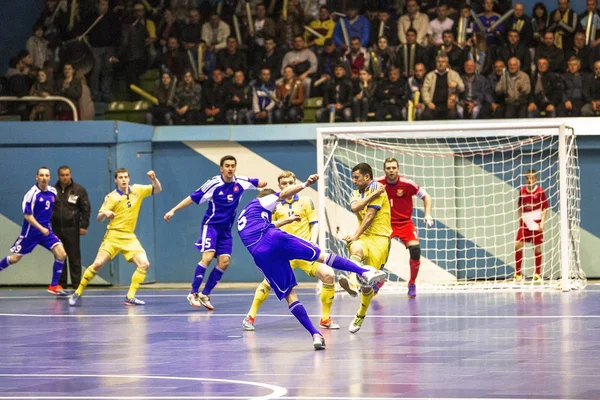 Odessa, Ukrayna - 12 Nisan 2016: Dünya Kupası play-off maçı Ukrayna - Slovakiya. Futsal oynuyor. Modern Bahçesi kapsayan spor salonu büyük sahnede mini futbol