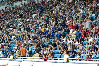 Odessa, Ukrayna - 2 Ağustos 2015: Futbol taraftarları ve stadyumun futobolnogo sırasında hasta tribünlerde seyirci Dinamo Kiev - Chernomorets Odessa maç