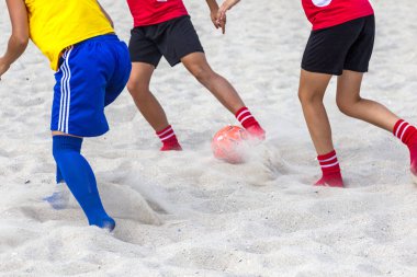 Odessa, Ukrayna -15 Ağustos 2015: Şampiyonası Ukrayna plaj futbolu Langeron plajda amatör kadınlar arasında üzerinde. Bayanlar futbol. Futbol kum üzerinde