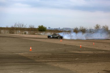Odessa, Ukrayna -23 Nisan 2017: Combat drifters yerel sürüklenen yarışmalar. Gösteri yasadışı bir platform üzerinde sürüklenen. Binici profesyonel olarak otomatik yarışmalarda driftig yeterlilik yarışta parça geçmek