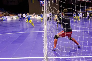 Odessa, Ukrayna - 12 Nisan 2016: Dünya Kupası play-off maçı Ukrayna - Slovakiya. Futsal oynuyor. Modern Bahçesi kapsayan spor salonu büyük sahnede mini futbol