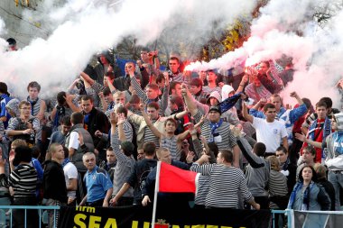 Odessa, Ukrayna - 14 Kasım 2010: Polis, kırık Kürsüsü, kavgalar, oyun alanı üzerinde havai fişek ile oyun sırasında Ultras duygusal futbol hayranları onun takımlarından Chernomorets ayaklandı