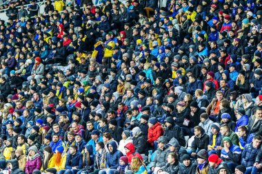 Odessa, Ukrayna - 24 Mart 2016: Futbol taraftarları ve seyirci stadyum standları duygusal onların Ukrayna ve Kıbrıs Milli takım maç sırasında destek ekibi. Duygular, el fenerleri, duman, çığlıkları