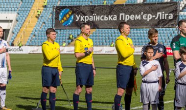 Odessa, Ukrayna-17 March2018: Ukrayna Premier Ligi takımları arasında futbol maçı Şampiyonlar Chernomorets (Odessa) ve çelik. Açılış Şampiyonası, beraberlik, geçit töreni, tekme kapıdan