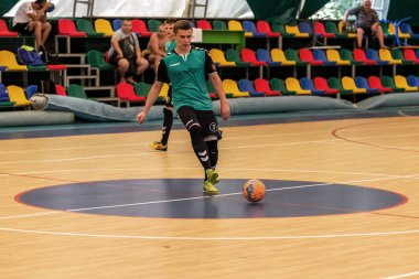 Odessa, Ukrayna - 28 Temmuz 2018: Parke zemin üzerinde bir futsal futsal turnuvasında oynayan yerel takım kimliği belirsiz oyuncular. doğru anı kapalı odada, futsal futbolun bir spor oyunu