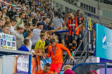 Odessa, Ukrayna 23 Temmuz 2018: Bir kalabalık futbol stadyumu. Ziyaret edenler stadyum standları dolu. Stadyumda futbol taraftarları. Taraftar standları sevinç, hafif ateş ve dalgalanan bayrak.