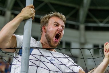Odessa, Ukrayna - 3 Ağustos 2018: duygusal futbol taraftarları destek ekibi stadyumunda futbol kulübü Djurgardens Eğer İsveç oyun Uefa Avrupa Ligi oyun sırasında. Kalabalık futbol taraftarları Stadyumu futbol
