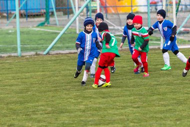 Odessa, Ukrayna 0 1 Nisan 2018: genç çocuklar için oyun spor eğitimi. Futbol futbol çocuklar için oyun. Üniformalı çalıştıran ve futbol oynarken spor kulübü, futbol oyuncuları genç oyuncular