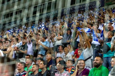 Odessa, Ukrayna 23 Temmuz 2018: Bir kalabalık futbol stadyumu. Ziyaret edenler stadyum standları dolu. Stadyumda futbol taraftarları. Taraftar standları sevinç, hafif ateş ve dalgalanan bayrak.