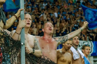 Odessa, Ukrayna - 3 Ağustos 2018: duygusal futbol taraftarları destek ekibi stadyumunda futbol kulübü Djurgardens Eğer İsveç oyun Uefa Avrupa Ligi oyun sırasında. Kalabalık futbol taraftarları Stadyumu futbol