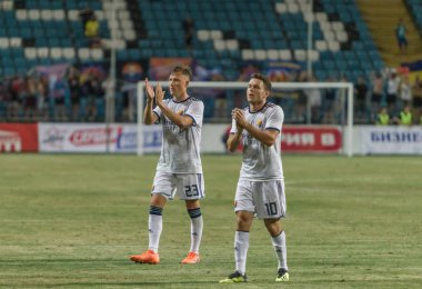 Odessa, Ukrayna - 3 Ağustos 2018: Futbolcular, Fc Djurgardens Eğer İsveç Melkemichel özcan sırasında oyun Uefa Avrupa Ligi 2018 Fc Mariupol (Ukrayna) ile futbol sahada. Futbol oyuncular Tren