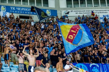 Odessa, Ukrayna - 3 Ağustos 2018: duygusal futbol taraftarları destek ekibi stadyumunda futbol kulübü Djurgardens Eğer İsveç oyun Uefa Avrupa Ligi oyun sırasında. Kalabalık futbol taraftarları Stadyumu futbol