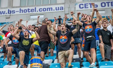 Odessa, Ukrayna - 3 Ağustos 2018: duygusal futbol taraftarları destek ekibi stadyumunda futbol kulübü Djurgardens Eğer İsveç oyun Uefa Avrupa Ligi oyun sırasında. Kalabalık futbol taraftarları Stadyumu futbol