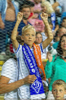 Odessa, Ukrayna 23 Temmuz 2018: Bir kalabalık futbol stadyumu. Ziyaret edenler stadyum standları dolu. Stadyumda futbol taraftarları. Taraftar standları sevinç, hafif ateş ve dalgalanan bayrak.