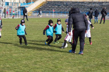 Odessa, Ukrayna 0 1 Nisan 2018: genç çocuklar için oyun spor eğitimi. Futbol futbol çocuklar için oyun. Üniformalı çalıştıran ve futbol oynarken spor kulübü, futbol oyuncuları genç oyuncular