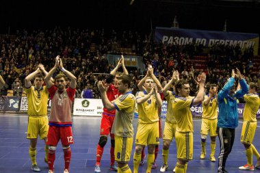 Odessa, Ukrayna - 12 Nisan 2016: Dünya Kupası play-off maçı Ukrayna - Slovakiya. Futsal oynuyor. Modern Bahçesi kapsayan spor salonu büyük sahnede mini futbol