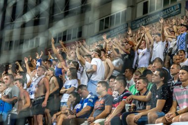 Odessa, Ukrayna 23 Temmuz 2018: Bir kalabalık futbol stadyumu. Ziyaret edenler stadyum standları dolu. Stadyumda futbol taraftarları. Taraftar standları sevinç, hafif ateş ve dalgalanan bayrak.