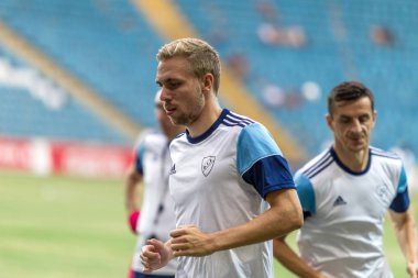 Odessa, Ukrayna - 3 Ağustos 2018: Futbolcular, Fc Djurgardens Eğer İsveç Melkemichel özcan sırasında oyun Uefa Avrupa Ligi 2018 Fc Mariupol (Ukrayna) ile futbol sahada. Futbol oyuncular Tren