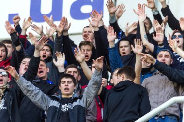 Odessa, Ukrayna 03/17/2018: stadyum tribünlerde seyirci. Stadyumda futbol taraftarları. Mutlu ve sallayarak flamalar Fc Chernomorets rafları fanlar bulunmaktadır