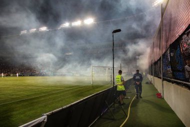 Odessa, Ukrayna-July2, 2018: fanatik hayranları standları ebedi rakip oyun sırasında. Raflar taraftarlara mutlu, yangın ve dalgalanan bayrak ile kızdırma. Ateşli gösteri Stadyumu'nda. Holigan hafif ateşli flashe hayranları