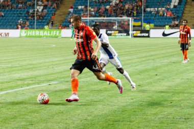 Odessa, Ukrayna - 14 Ağustos 2015: Fc Shakhtar Donetsk ve Fc Dnipro Dnipropetrovsk Ukrayna Kupası maçında top için kavga ediyorlar. Ayrıntı oyunun.