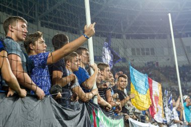 Odessa, Ukrayna - 2 Ağustos 2015: Futbol taraftarları ve stadyumun futobolnogo sırasında hasta tribünlerde seyirci Dinamo Kiev - Chernomorets Odessa maç