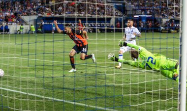 Odessa, Ukrayna - 15 Haziran 2017: Fc Dinamo (Kiev) gol gol ile Fc Shakhtar (Donetsk) sevinir. Futbolcular futbol oyunu zaferle sevinçle ve duygusal kutlamak