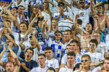 Odessa, Ukrayna 23 Temmuz 2018: Bir kalabalık futbol stadyumu. Ziyaret edenler stadyum standları dolu. Stadyumda futbol taraftarları. Taraftar standları sevinç, hafif ateş ve dalgalanan bayrak.