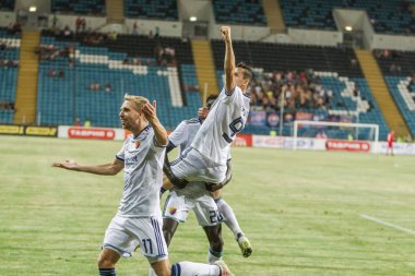 Odessa, Ukrayna - 3 Ağustos 2018: Futbolcular, Fc Djurgardens Eğer İsveç Melkemichel özcan sırasında oyun Uefa Avrupa Ligi 2018 Fc Mariupol (Ukrayna) ile futbol sahada. Futbol oyuncular Tren