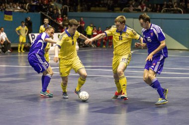 Odessa, Ukrayna - 12 Nisan 2016: Dünya Kupası play-off maçı Ukrayna - Slovakiya. Futsal oynuyor. Modern Bahçesi kapsayan spor salonu büyük sahnede mini futbol